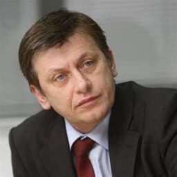 Will Crin Antonescu advance to the Romanian Presidential Election Runoff?