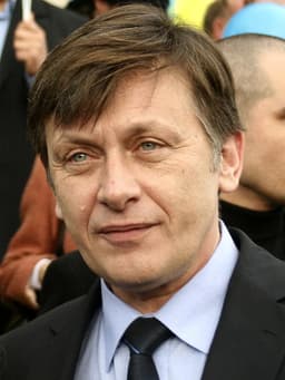 Will Crin Antonescu win the most votes in the 1st round of the Romanian presidential election?