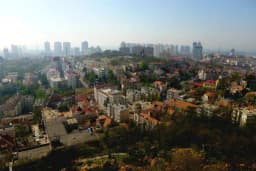 Will the highest temperature in Qingdao be 14°C or below on April 28?