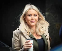 Will Karoline Leavitt be between 25 and 30 minutes late to the next press briefing?